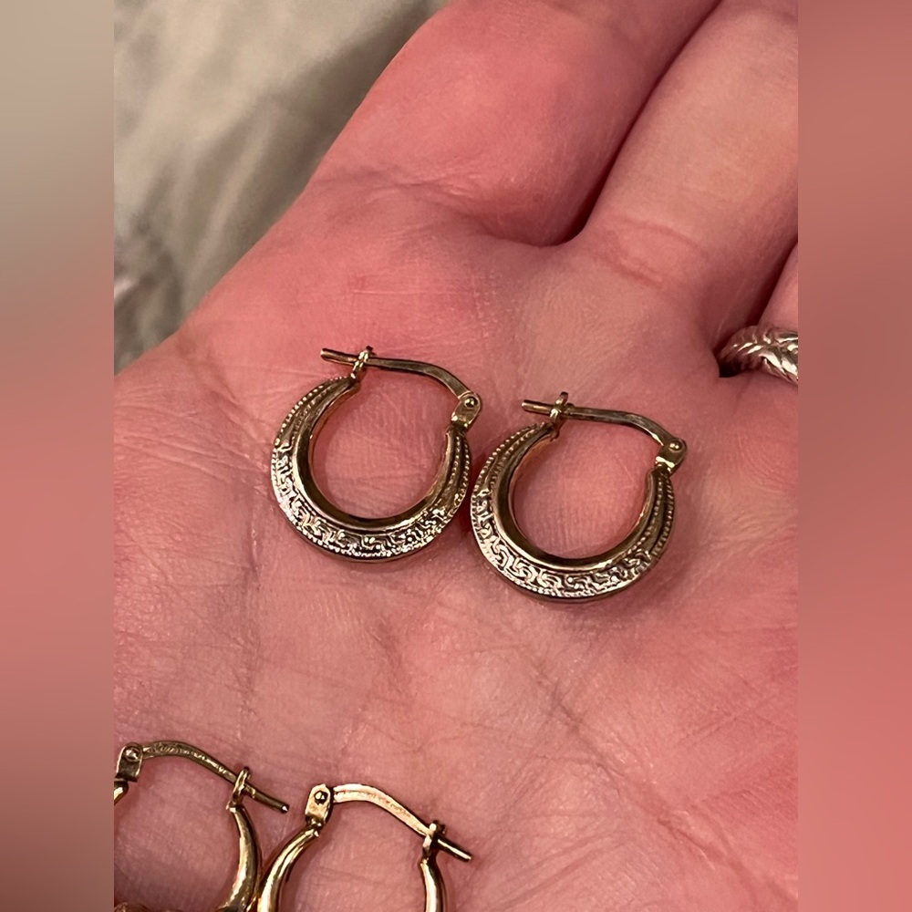 2 pairs of vintage gold sterling hoops. Lightweight and adorable - Picture 6 of 7